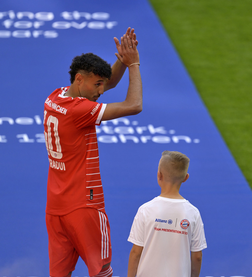 关于拜仁主场大捷，球员赛后激动庆祝胜利，国际孩子主要.的信息