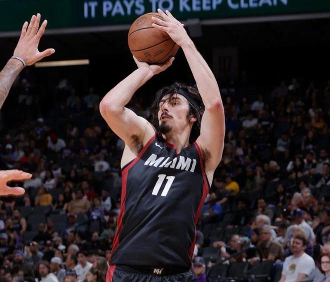 热火新秀表现惊艳，全场观众掌声不断，他们点击各种网上准备商品全国.的简单介绍